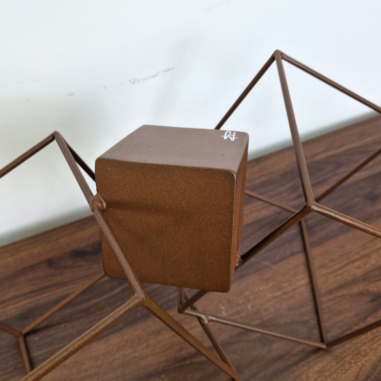 Escultura metálica con formas cúbicas flotantes, ideal para decoración minimalista de hogar.