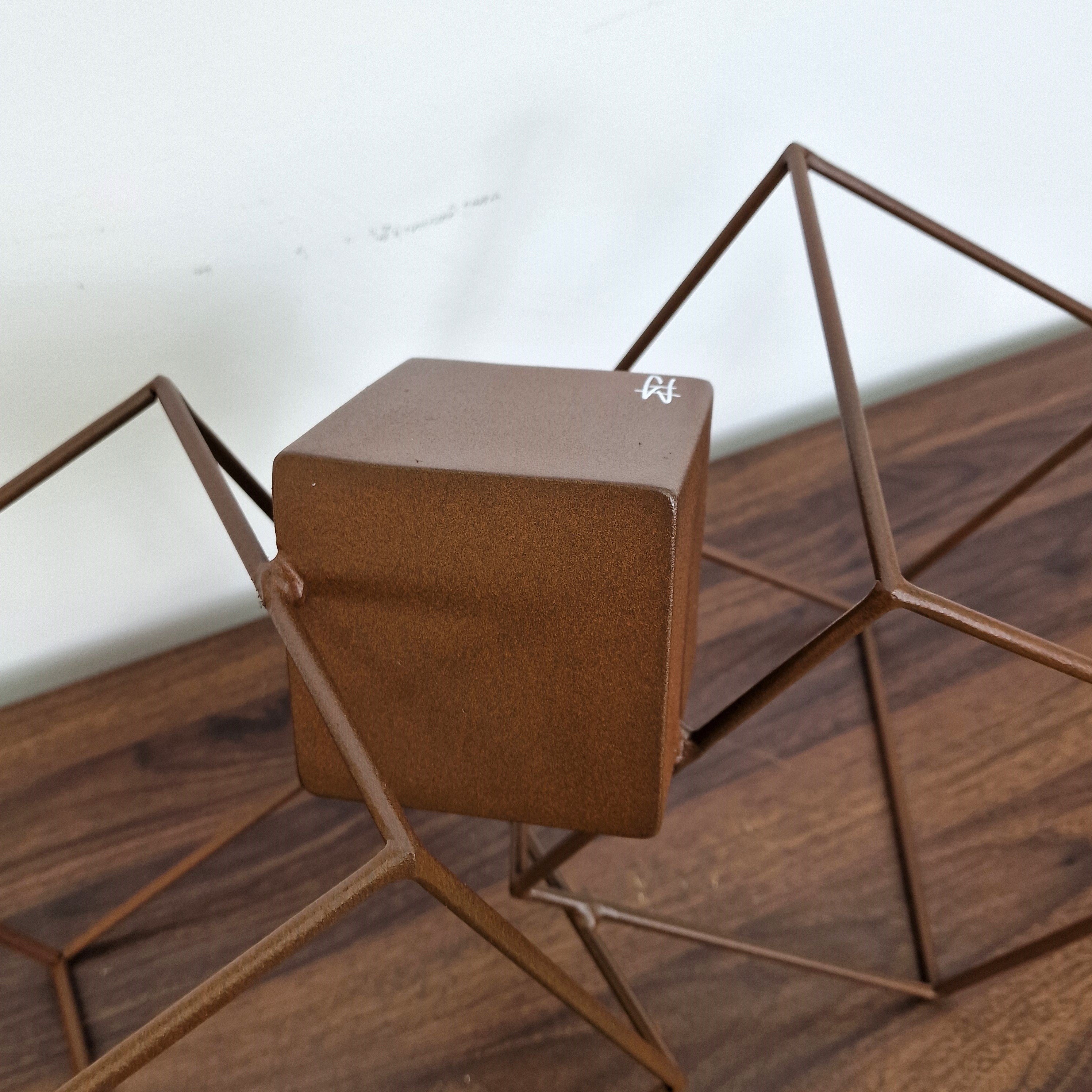 Escultura metálica con formas cúbicas flotantes, ideal para decoración minimalista de hogar.