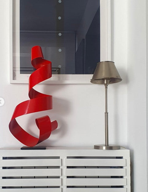 Escultura roja de metal: arte contemporáneo para transformar su espacio