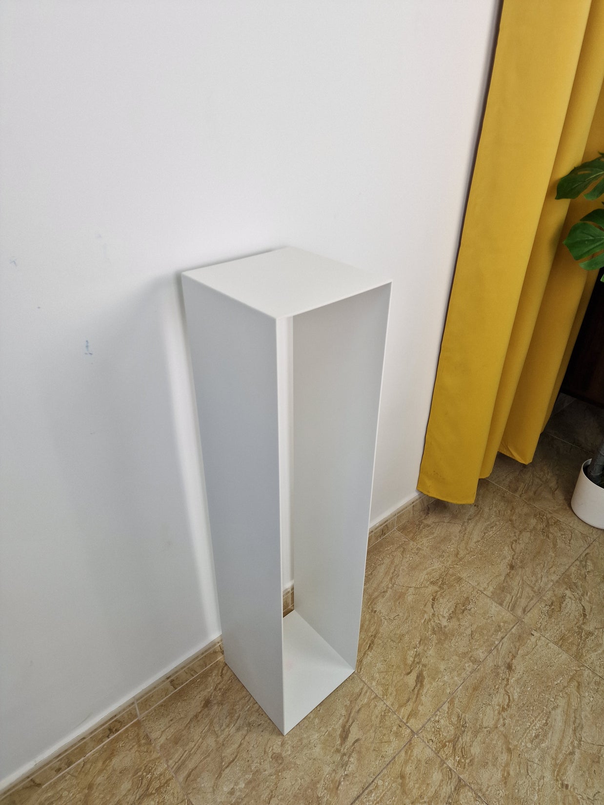 Base estilizada diseñada para mostrar obras con elegancia en galerías o espacios curatoriales.