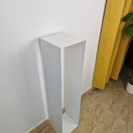 Base estilizada diseñada para mostrar obras con elegancia en galerías o espacios curatoriales.