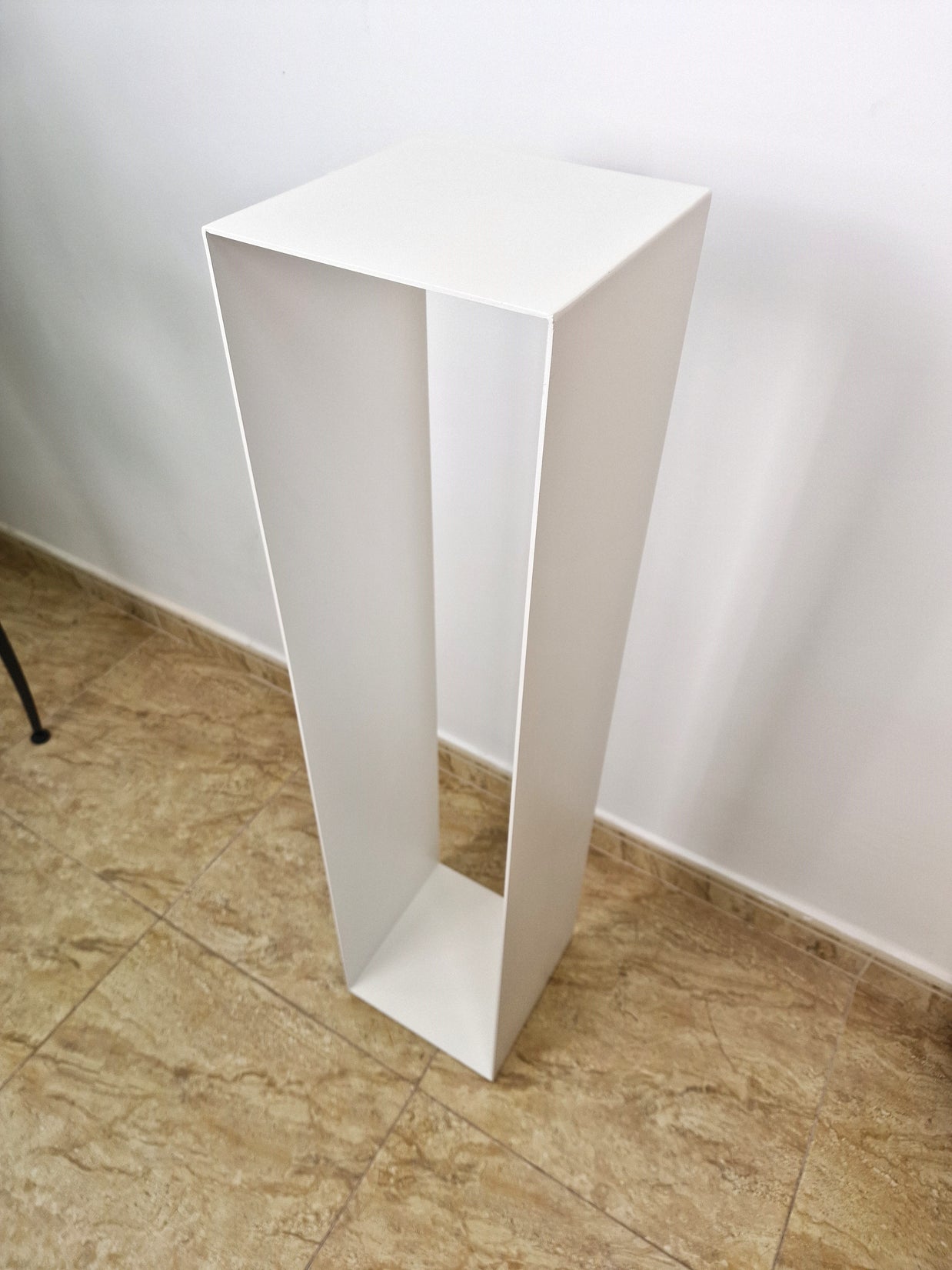 Soporte estilizado que complementa interiores modernos y proyectos artísticos.