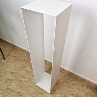Soporte estilizado que complementa interiores modernos y proyectos artísticos.