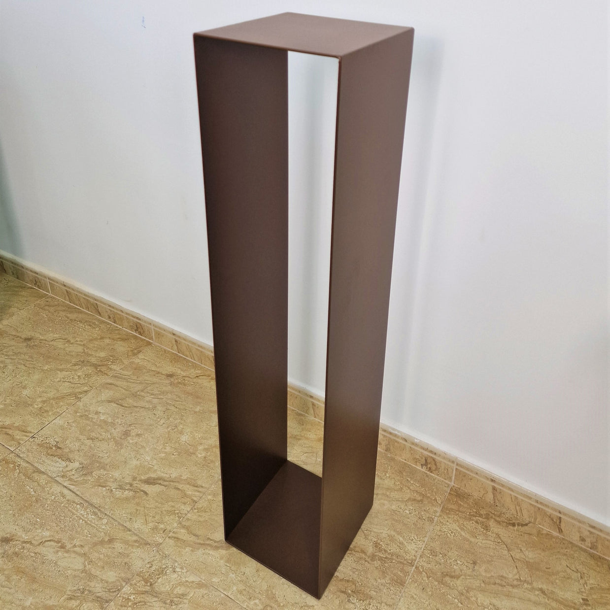 Base metálica para colocar esculturas en casa o galería.
