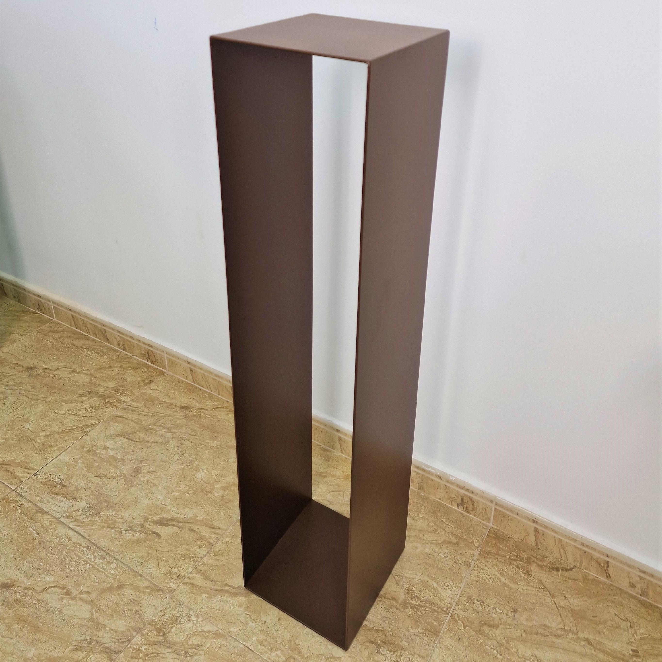 Base metálica para colocar esculturas en casa o galería.