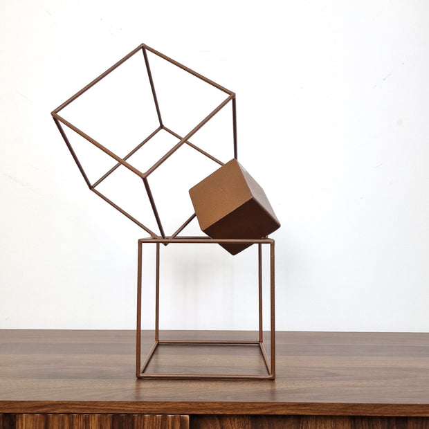 Escultura de acero corten con cubos geométricos, arte minimalista para interiores modernos.