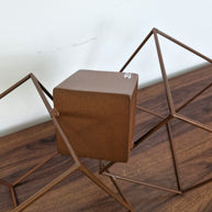 Escultura metálica con formas cúbicas flotantes, ideal para decoración minimalista de hogar.