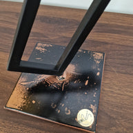 Obra de arte en acero con formas rectangulares superpuestas, perfecta para decoración minimalista y moderna.
