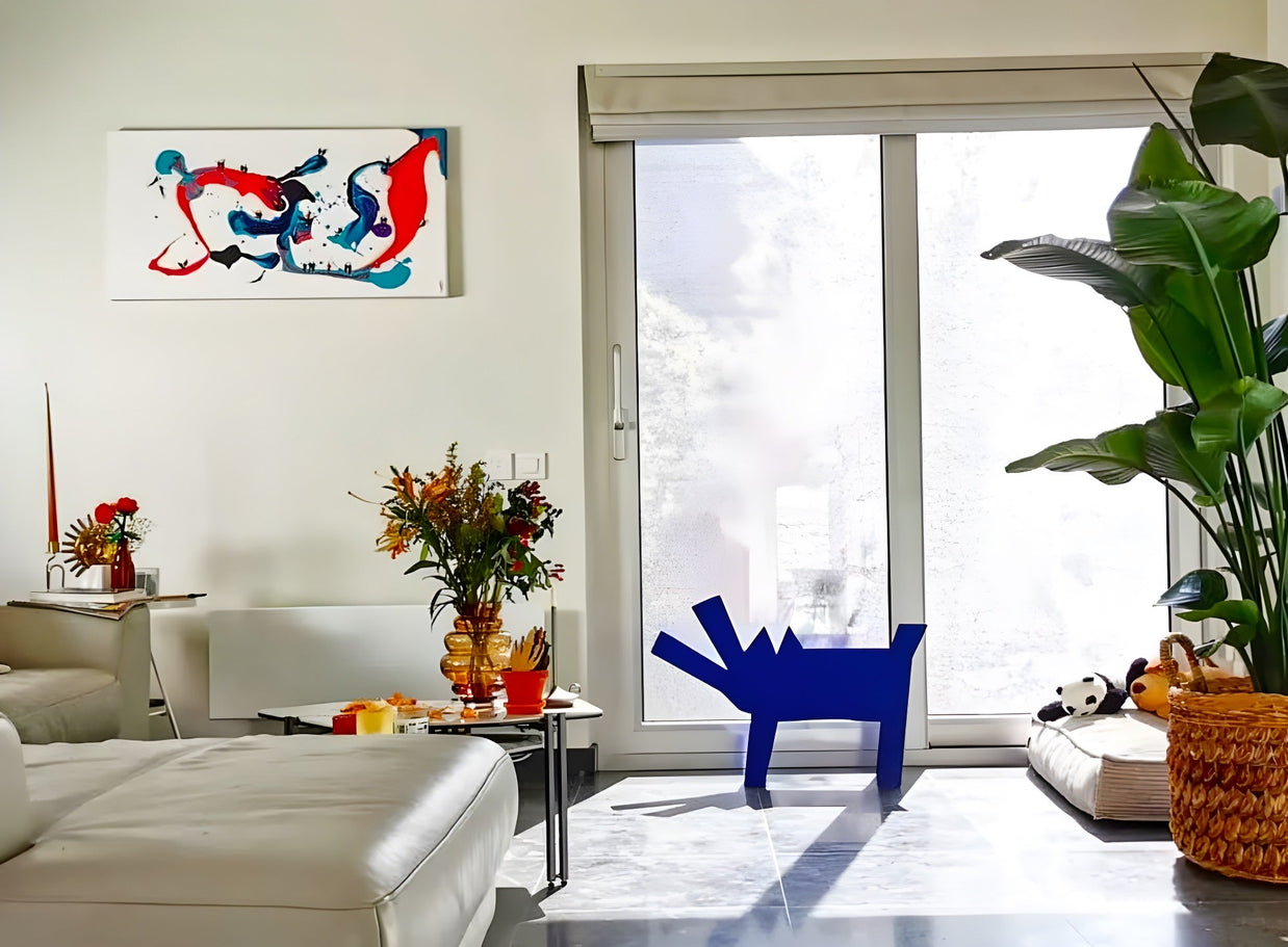 Escultura de metal azul con diseño animal contemporáneo, ideal para decoración de interiores modernos con carácter artístico. Obra exclusiva de José Soler