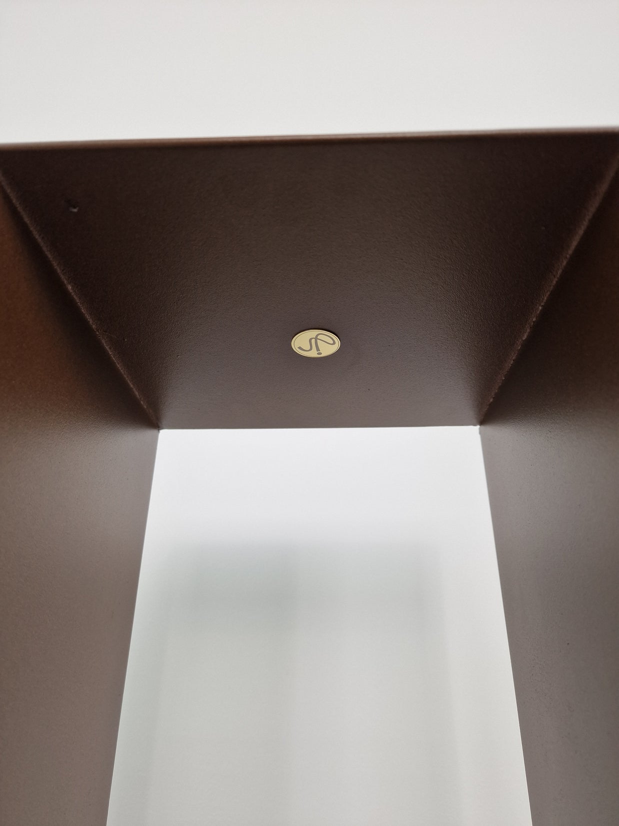 Estructura metálica para sostener esculturas en espacios interiores.
