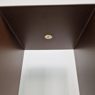 Estructura metálica para sostener esculturas en espacios interiores.