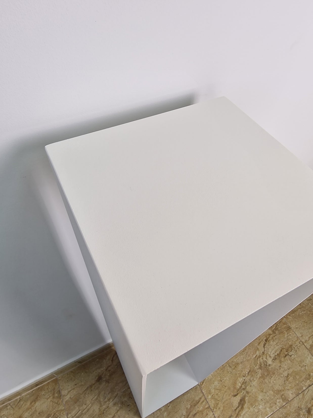 Estructura funcional y estética diseñada para realzar esculturas en espacios de exposición.