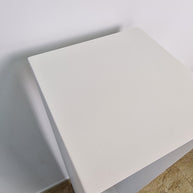 Estructura funcional y estética diseñada para realzar esculturas en espacios de exposición.