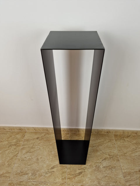 Peana de acero negro de líneas limpias, ideal para resaltar esculturas en espacios modernos.