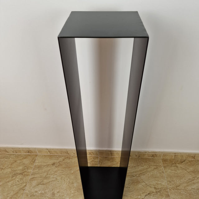 Peana de acero negro de líneas limpias, ideal para resaltar esculturas en espacios modernos.