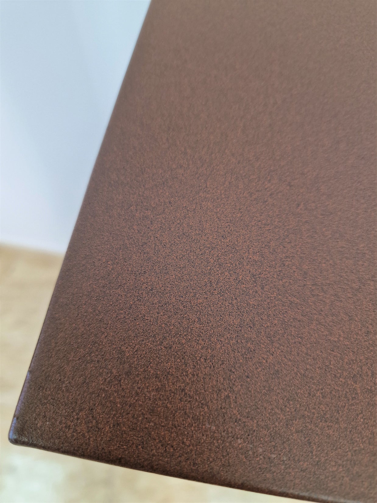 Peana alta para obras de arte, diseño minimalista.