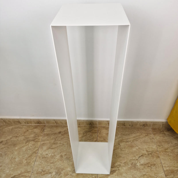 Peana sobria para colocar esculturas o piezas decorativas en interiores luminosos.