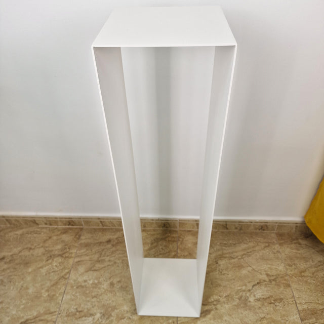 Peana sobria para colocar esculturas o piezas decorativas en interiores luminosos.