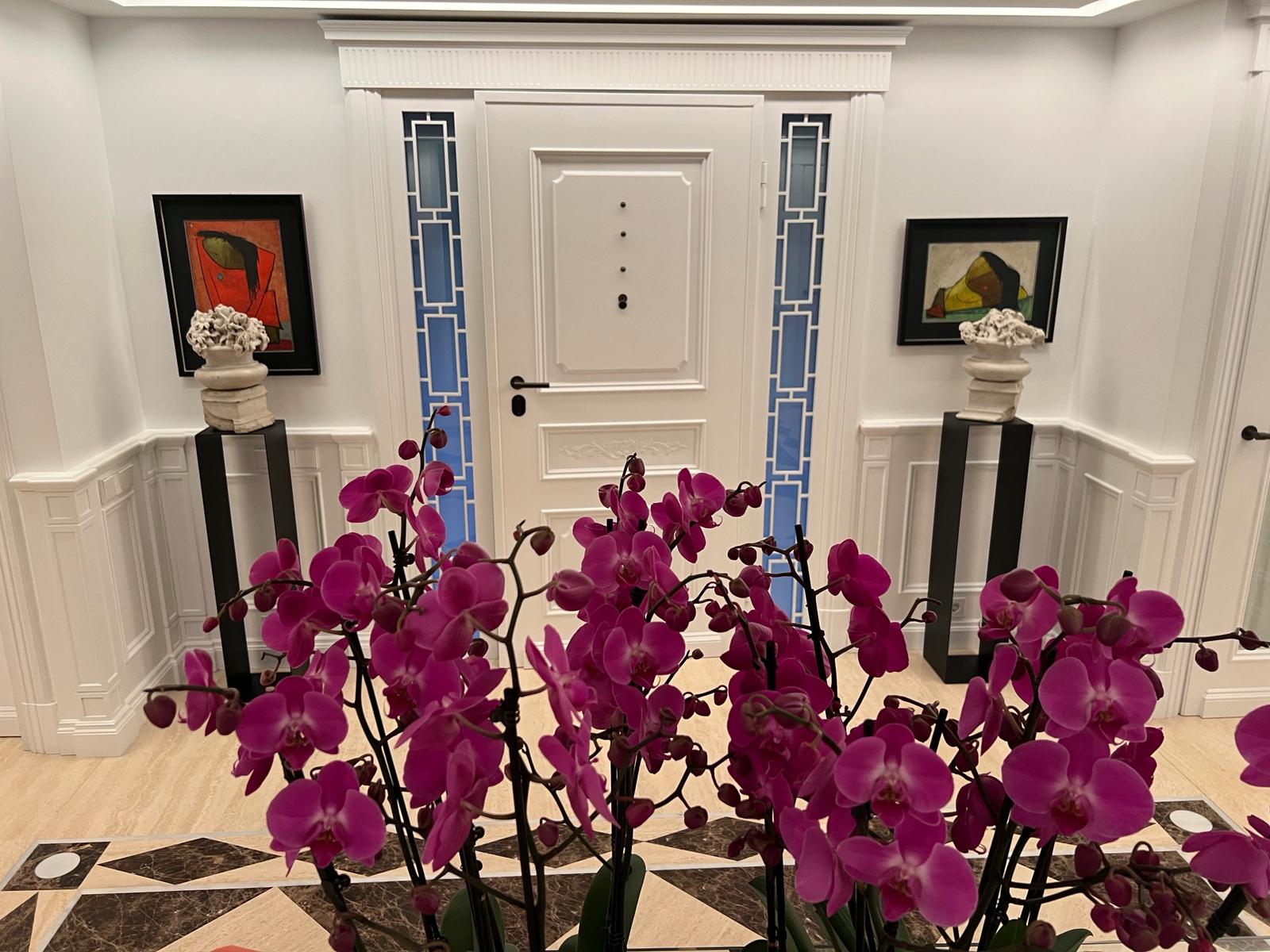 Pedestal decorativo para galería de arte, base elegante para escultura contemporánea de metal.