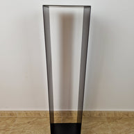 Peana negra de líneas limpias, ideal para resaltar esculturas en espacios modernos.