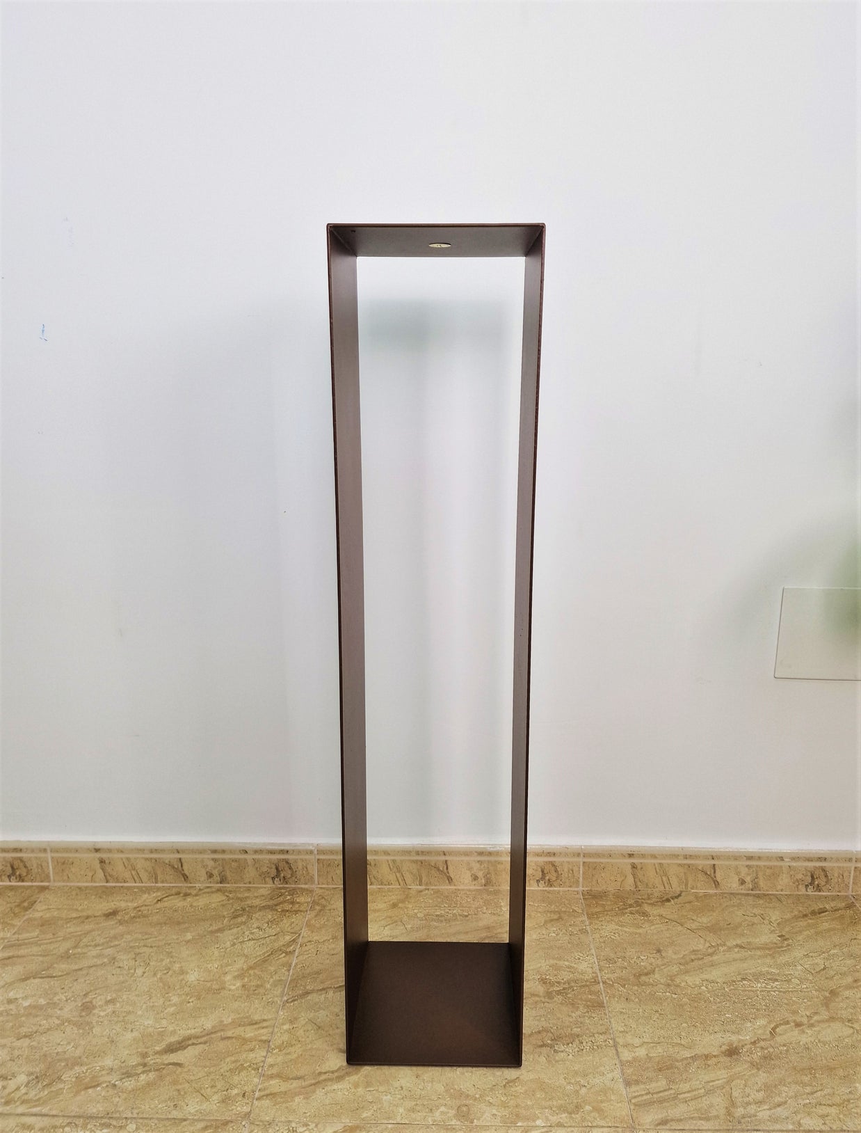 Peana de metal para esculturas, soporte resistente y moderno.