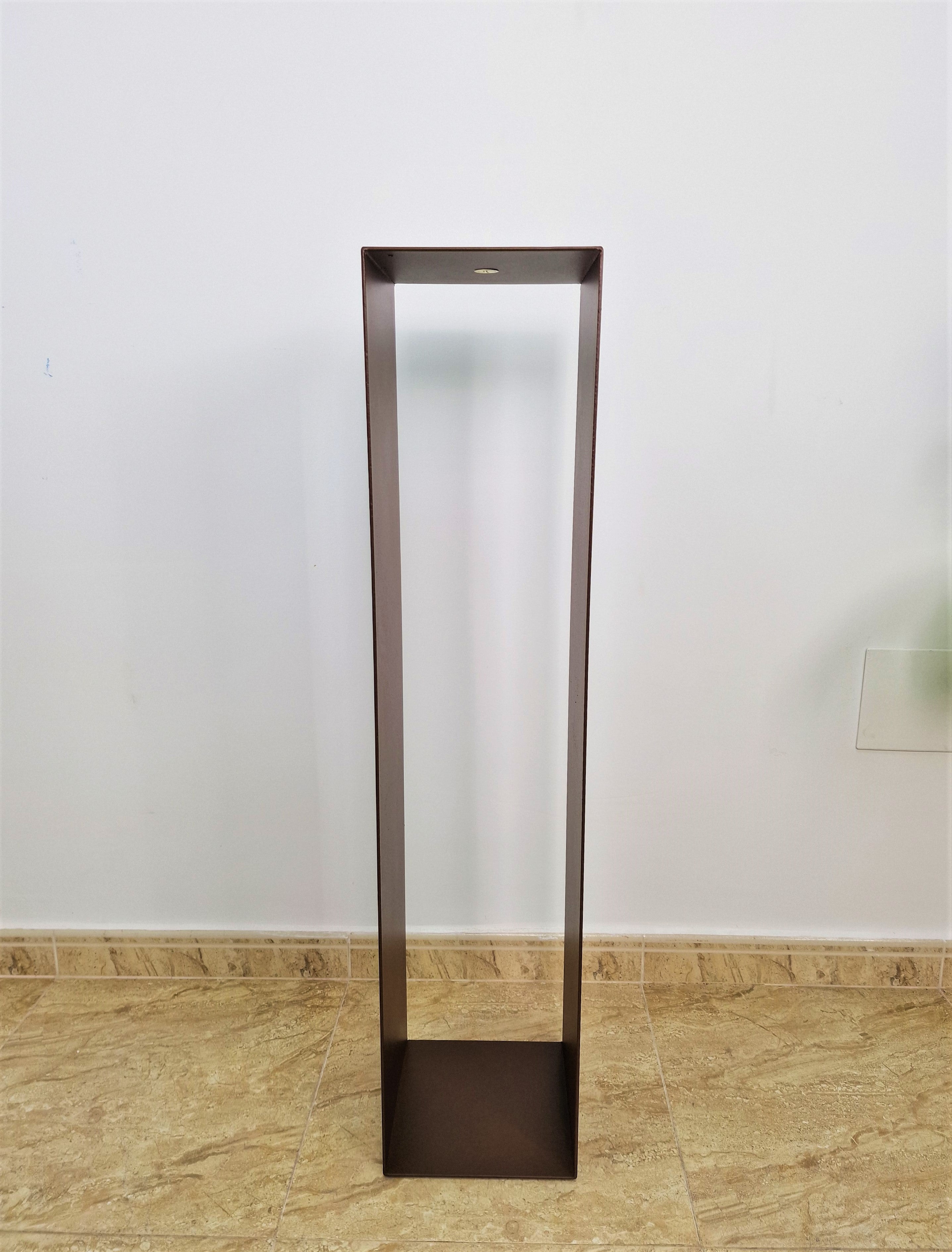 Peana de metal para esculturas, soporte resistente y moderno.