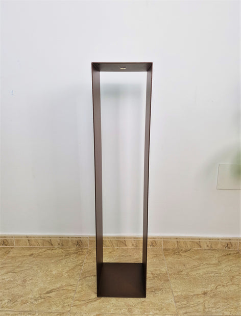 Peana de metal para esculturas, soporte resistente y moderno.