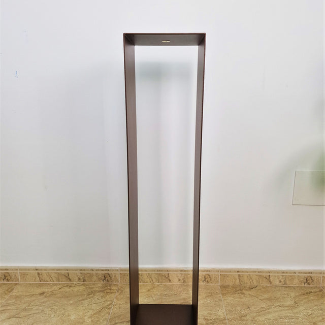 Peana de metal para esculturas, soporte resistente y moderno.