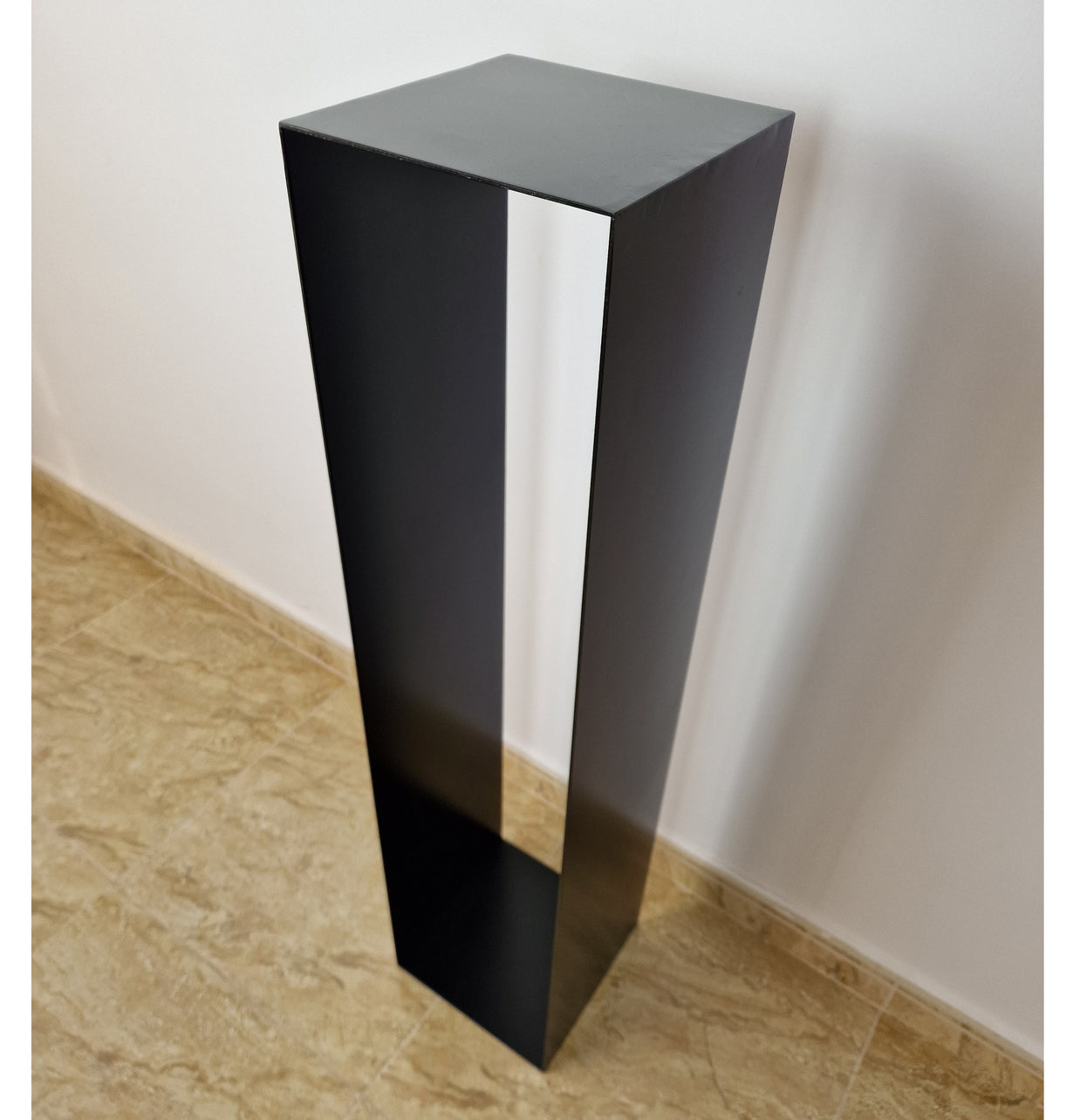 Peana alta de diseño recto, pensada para ambientes modernos y sobrios.