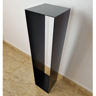 Peana alta de diseño recto, pensada para ambientes modernos y sobrios.