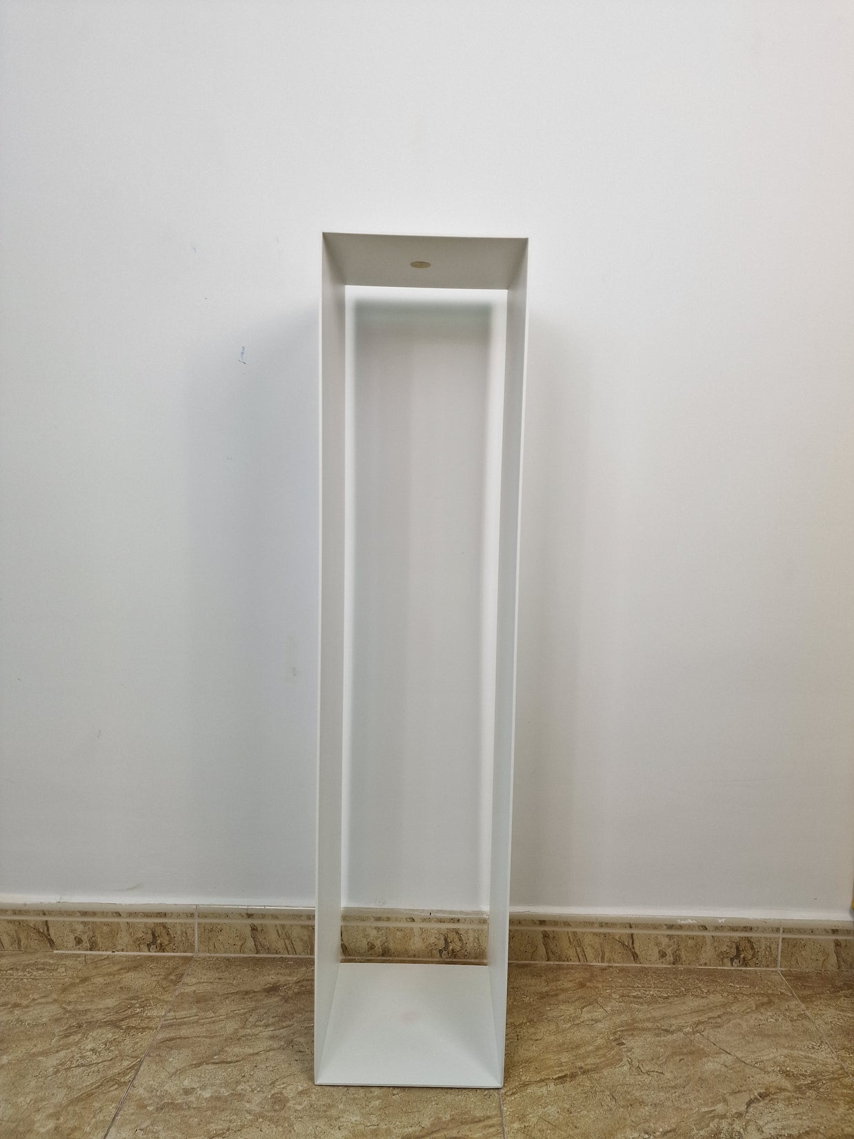 Pedestal con líneas claras y presencia sutil, perfecto para integrar en ambientes con sensibilidad artística.