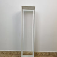 Pedestal con líneas claras y presencia sutil, perfecto para integrar en ambientes con sensibilidad artística.