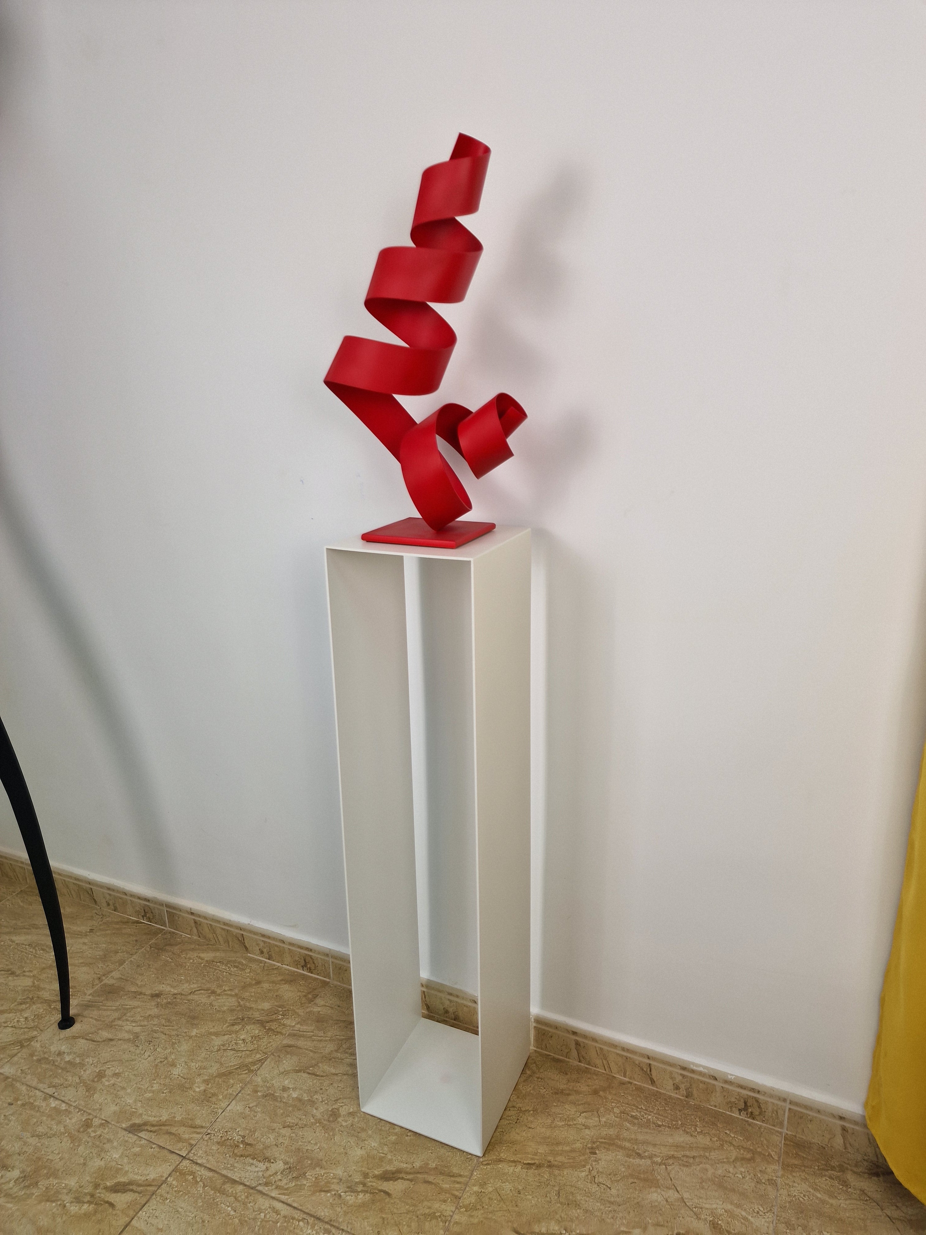 Pedestal de forma pura y vertical, pensado para complementar obras de arte en casa.