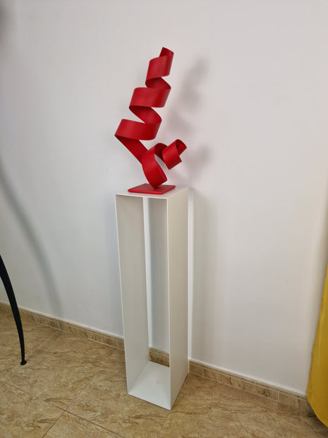 Pedestal de forma pura y vertical, pensado para complementar obras de arte en casa.