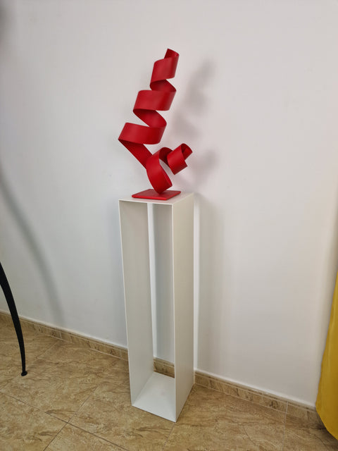 Pedestal de forma pura y vertical, pensado para complementar obras de arte en casa.