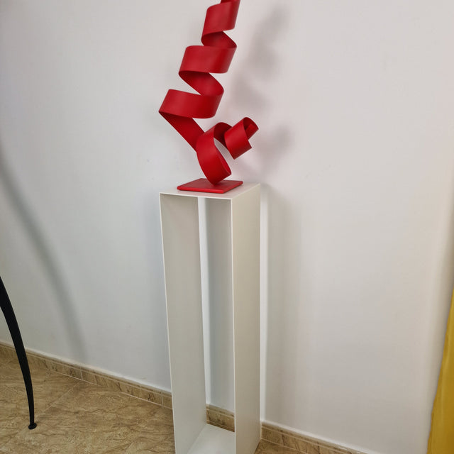 Pedestal de forma pura y vertical, pensado para complementar obras de arte en casa.
