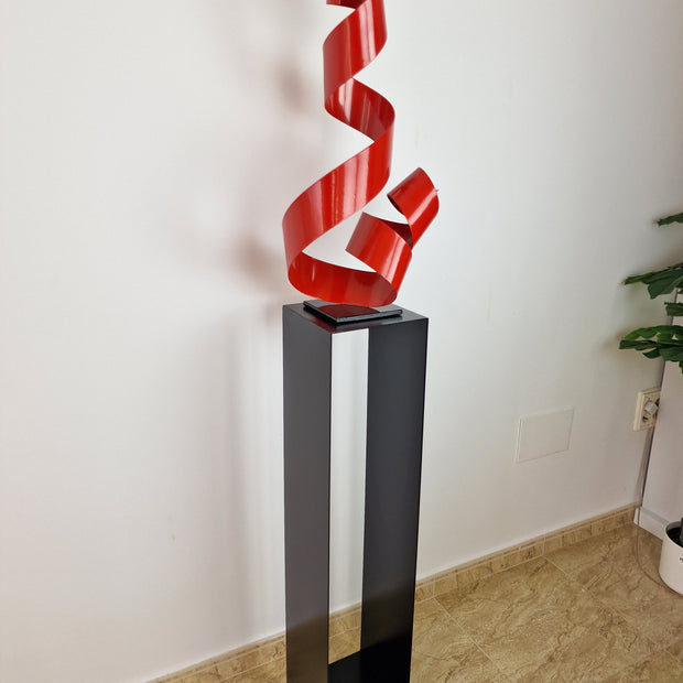 Pedestal metálico elegante para colocar piezas de arte en salones o galerías.