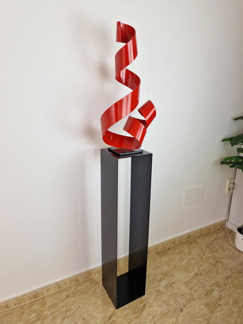 Pedestal metálico elegante para colocar piezas de arte en salones o galerías.