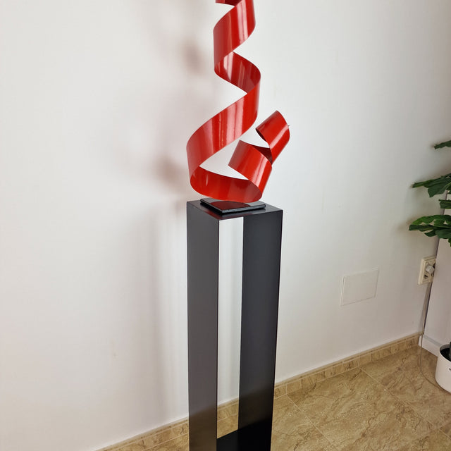 Pedestal metálico elegante para colocar piezas de arte en salones o galerías.