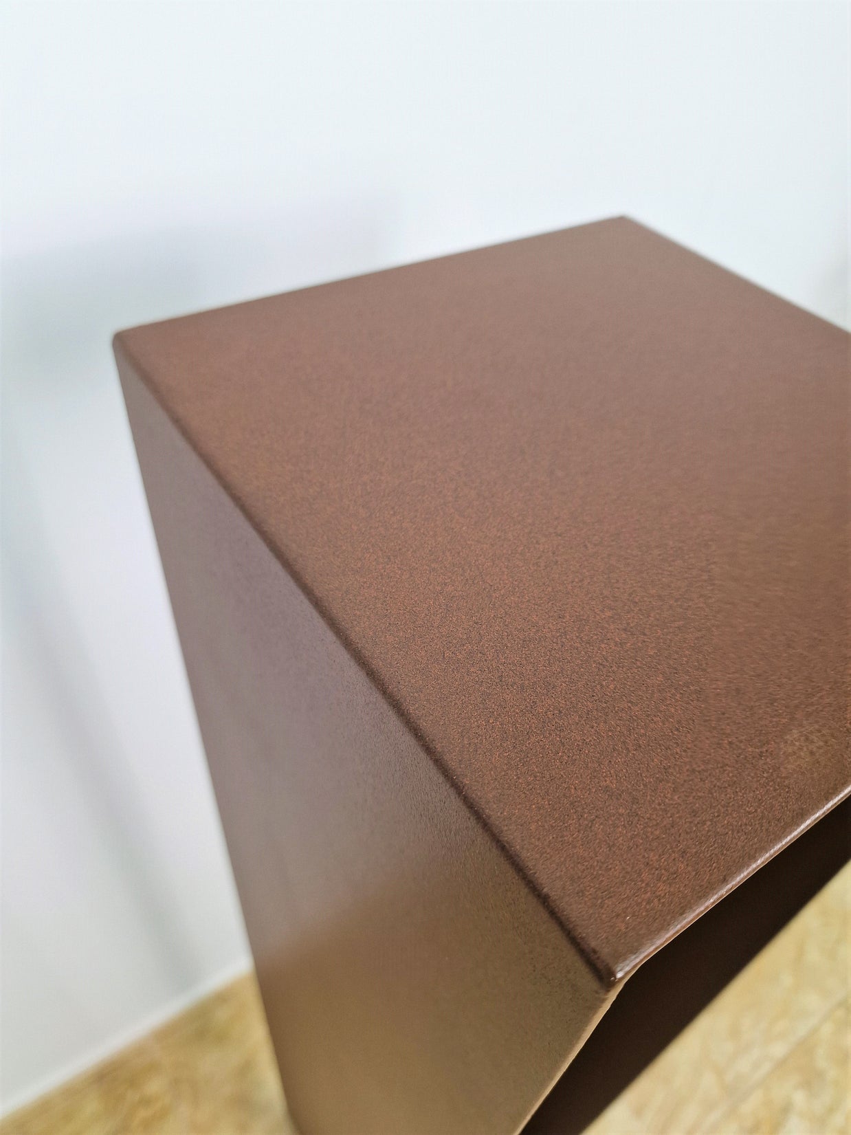Pedestal sencillo para esculturas grandes o pequeñas.