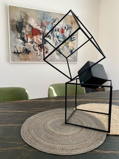 Escultura contemporánea de pequeño formato, perfecta como regalo artístico exclusivo, realizada en metal artesanal