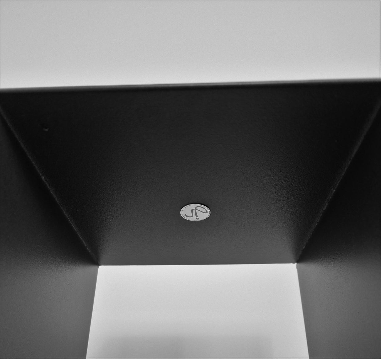 Soporte negro de forma simple y vertical, ideal para acompañar obras en interior.