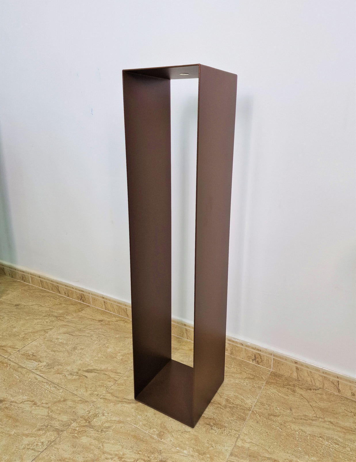 Soporte decorativo para exhibir esculturas o figuras.