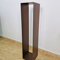 Soporte decorativo para exhibir esculturas o figuras.